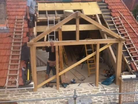 Création d'une grande lucarne avec cadre en chêne lasuré incolore.