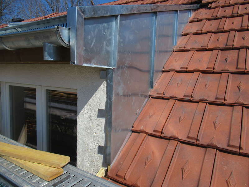 Jouée de lucarne rampante en zinc.