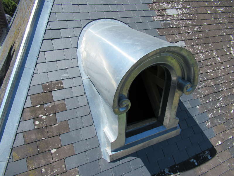 Remplacement d'oeil de bœuf en zinc.