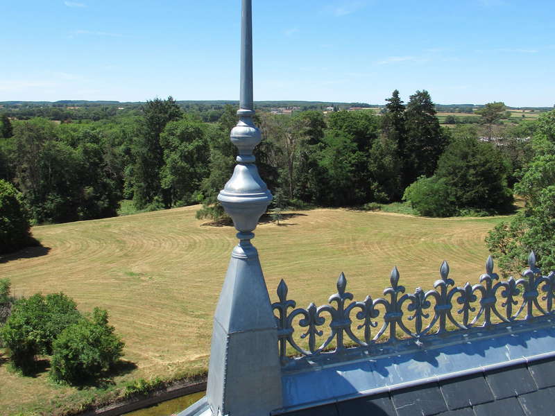 Epi en zinc et ligne de faîtage estampée.