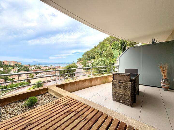 9ca8acb5-6a90-41c2-9a18-0c42768a8596