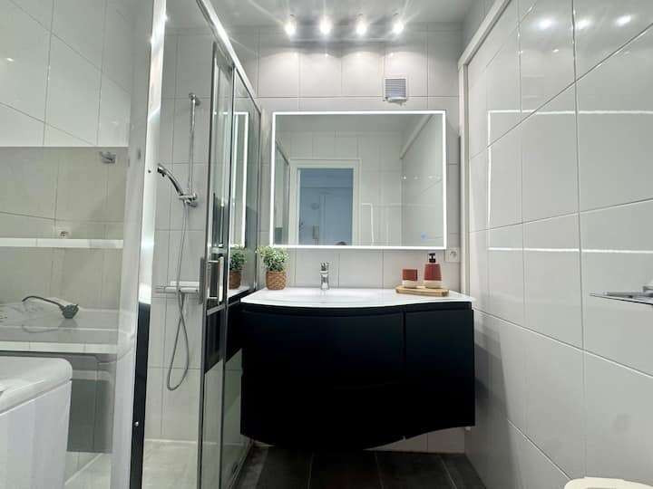 a9935a4c-f957-4504-9f57-c48ad78c9ca9