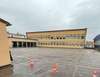 Cour d'école bitumée sous la pluie