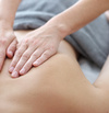 Physiothérapeute effectuant drainage lymphatique sur patient en cabinet