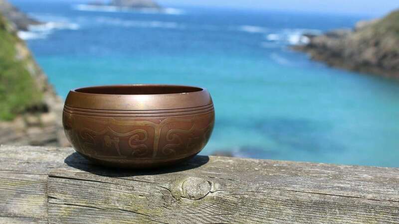 bols tibétains en harmonie sur fond zen