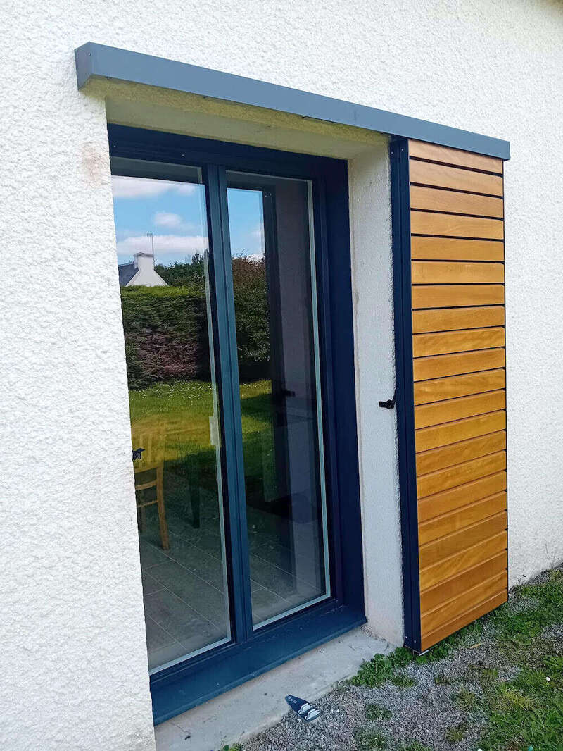 Fenêtre alu avec brise soleil coulissant mixte alu et bois