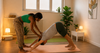 Personnes pratiquant yoga posture chien tête en bas