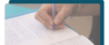 Main de femme qui écrit sur un cahier avec la méthode de l'écriture automatique