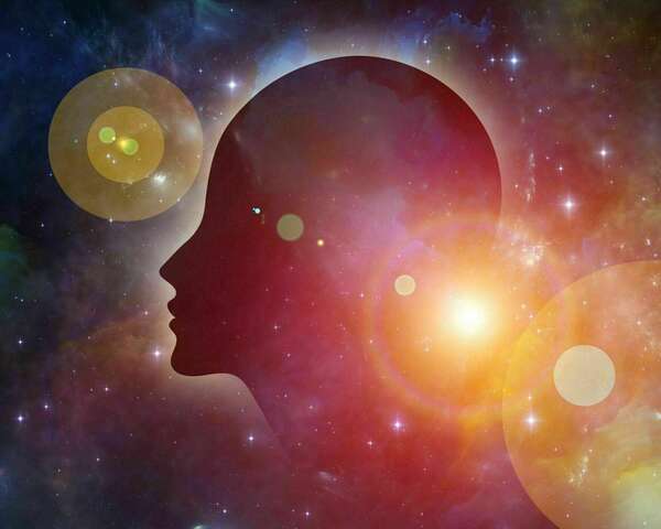 Visage humain de profil avec fond cosmique sur l'hypersensibilité et les ressentis