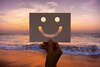 Dessin de visage souriant sur un fond de paysage plage avec vagues