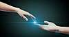 Les mains de deux personnes différentes qui vont se toucher et pour lesquelles nous voyons l'énergie de connexion entre elles avec une lumière bleue