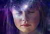 Visage d'une petite fille avec un vortex violet bleu au niveau du troisième oeil pour la confiance en soi et l'hypnose