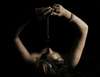 femme allongée sur le dos qui s'autohypnotise avec un pendule