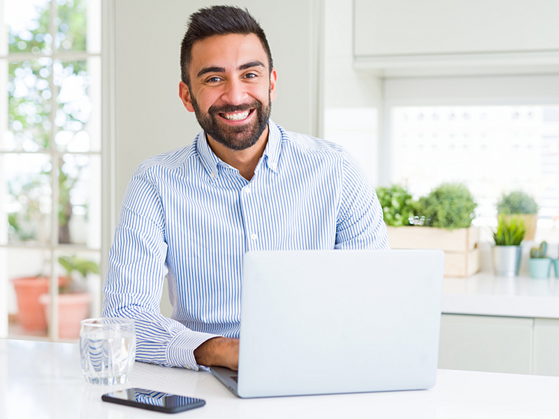 homme sur ordinateur- conciergerie à Capbreton, Hossegor