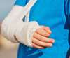 médecin en blouse blanche discutant avec un patient