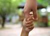enfant jouant avec parents dans un parc