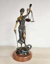 avocat pénaliste en action devant tribunal