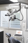 Salle de soins avec fauteuil dentaire et microscope opératoire
