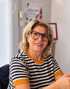 Femme mûre souriante illustrant accompagnement seniors
