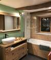 salle de bain moderne avec wc suspendus et cuisine rénovée
