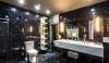 Salle de bain moderne avec WC suspendu et meubles lavabo double en marbre noir
