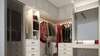 Dressing moderne et épuré optimisant le rangement intelligent dans un appartement rénové