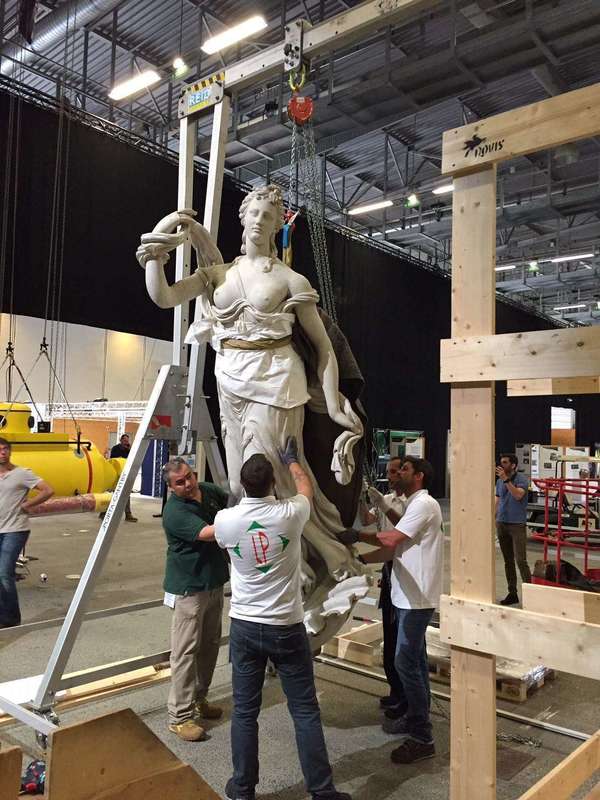 The XXL sea in Nantes: handling of the figureheads