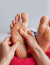 pieds détendus en séance de réflexologie plantaire