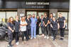 Docteur et l'equipe devant la porte d'entrée