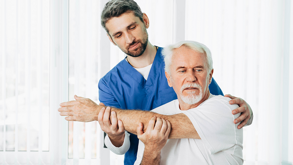 Comment prévenir les chutes chez la personne âgée grâce à l’ostéopathie ?