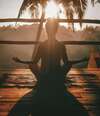 femme soleil couchant meditation pleine conscience presentiel distanciel muriel denis blois