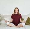fille canape meditation collective mensuelle live zoom blog muriel denis blois loir-et-cher