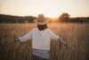 femme-de dos dans les champs-meditation-collective-guide-offerte-live-zoom-muriel-denis-blois