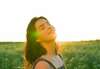 jeune femme souriante soleil couchant-meditation-collective-guide-offerte-live-zoom-muriel-denis-blois