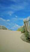 chemin de sable sous un grand ciel bleu qui emmene vers une sieste-flash enregistrée en mp3 par muriel denis sophrologue a blois