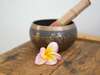 bol-chantant-tibetain petales de fleur-meditation-collective-guide-offerte-live-zoom-muriel-denis-blois