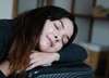 jeune-femme souriante-power nap-atelier-micro-sieste-blois-muriel-denis