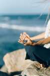 femme devant la mer pour participer à la meditation-collective-guide-offerte en-live-par-muriel-denis-blois