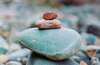 des-galets en équilibre pour-une-meditation-de pleine conscience pour réguler les emotions animée par muriel denis praticienne certifiée en mindfulness