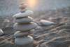 des galets en equilibre sur le sable-pour-un-atelier -gestion-du-stress-en-presentiel-et-en-distanciel-avec-muriel-denis-blois