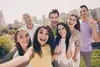 Ados souriants après des soins dentaires réussis