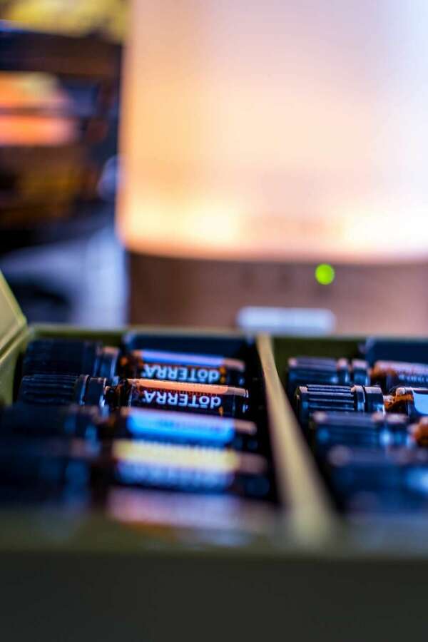 Comment équilibrer ses chakras avec les huiles essentielles : guide pour débutants