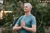 homme étirement et méditation