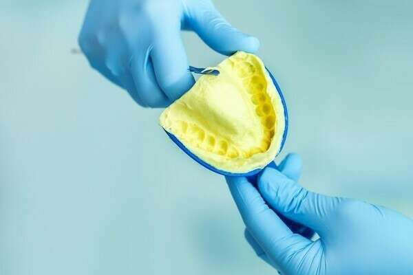 LES NOUVEAUX MATÉRIAUX UTILISÉS POUR RECONSTRUIRE UNE DENT ABÎMÉE