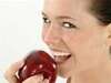 femme entrain de manger une pomme