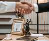 collaboration active entre avocat et client pour un dossier juridique maîtrisé