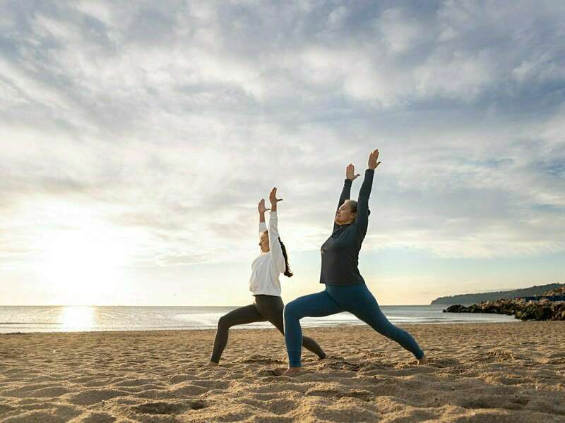 mere-fille-faisant-du-yoga-vue-laterale_23-2149854601