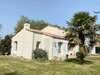 chantier de remplacement de toiture avec pose d'ardoises et chevrons
