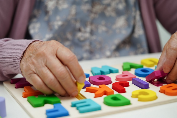 LA MÉTHODE MARIA MONTESSORI APPLIQUÉE AU GRAND ÂGE