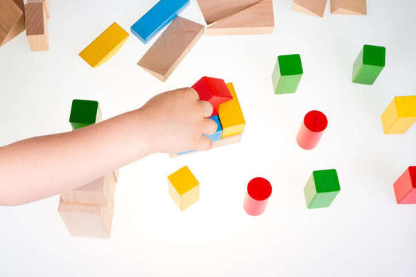 LE MATÉRIEL SENSORIEL MONTESSORI : LA PORTE D’ENTRÉE MAGIQUE VERS L’AUTONOMIE ET LE PLAISIR D’APPRENDRE